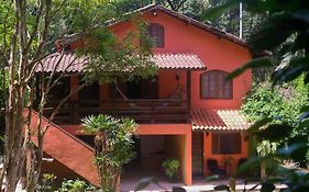 Casa em penedo com cachoeira